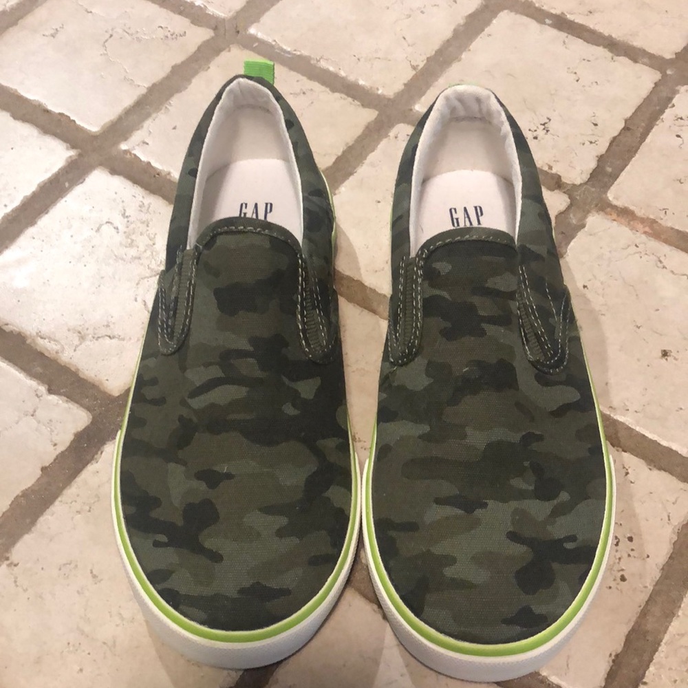 Kids gap shoes great condition!